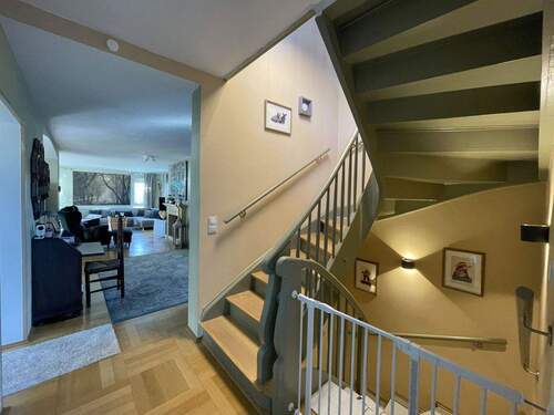 Treppenhaus & Eingangsbereich - 5 Zimmer Einfamilienhaus in Pforzheim