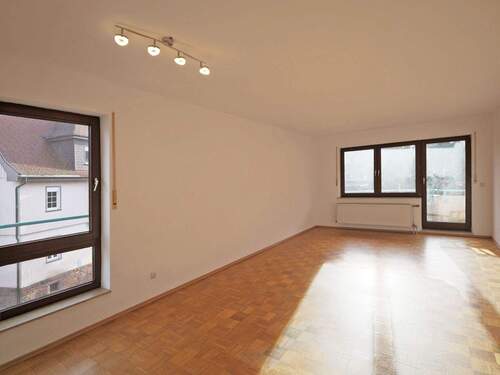 Helles, geräumiges Wohnzimmer - Gepflegte 3,5-Zimmer-Wohnung mit Südwest-Balkon und Aufzug