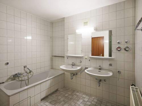 Hell gefliestes Bad mit Badewanne - 3 Zimmer Etagenwohnung zum Kaufen in Schömberg