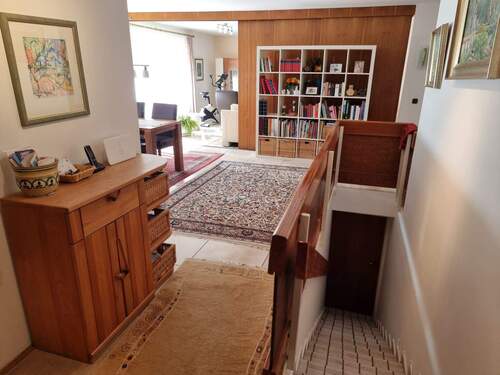Freundlicher Eingangsbereich, Blick Richtung Wohn-/Essbereich - Helle, geräumige Gartenwohnung mit Terrasse in Straubing
