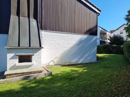 Garten mit kleinem Kamin im Freien - 
