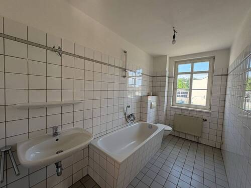 Bad mit Badewanne - 2 Zimmer Etagenwohnung zur Miete in Crimmitschau