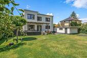 Gartenansicht Haus und Garage - Kernsaniertes Einfamilienhaus mit Stil, Technik und Komfort