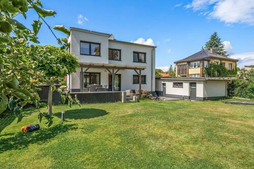 Gartenansicht Haus und Garage - Kernsaniertes Einfamilienhaus mit Stil, Technik und Komfort
