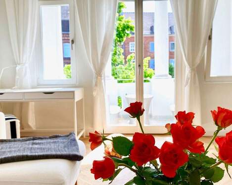 Lichtdurchflutetes Wohnzimmer - 2 Zimmer Etagenwohnung in Kiel / Brunswik