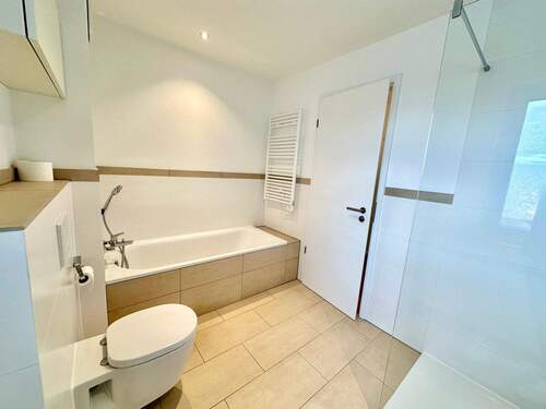 Geräumiges Tageslichtbad - 