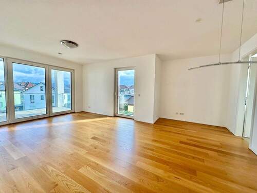 Großzügiger Wohn- und Essbereich mit Zugang zur Küche - 3 Zimmer Etagenwohnung in Kenzingen