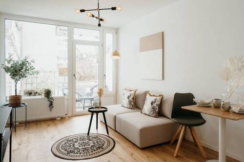Wohnzimmer mit Balkon - In Schwabing & einzugsbereit: Charmante 2-Zi.-Wohnung von privat (ohne Maklergebühr)