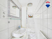 RE/MAX Immobilien DeLux Haus Mettlach Badezimmer EG - 