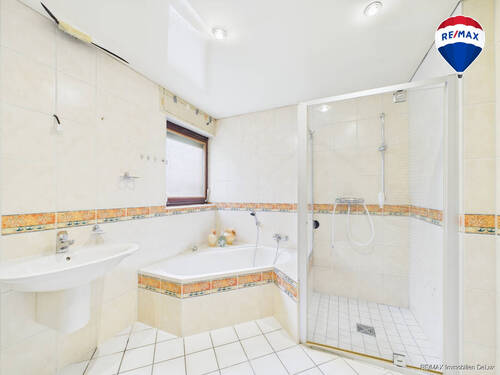 RE/MAX Immobilien DeLux Haus Mettlach Badezimmer Zwischengeschoss - 