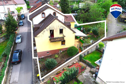 RE/MAX Immobilien DeLux Haus Mettlach Außenansicht - Ein Haus voller Möglichkeiten für handwerkliche Talente