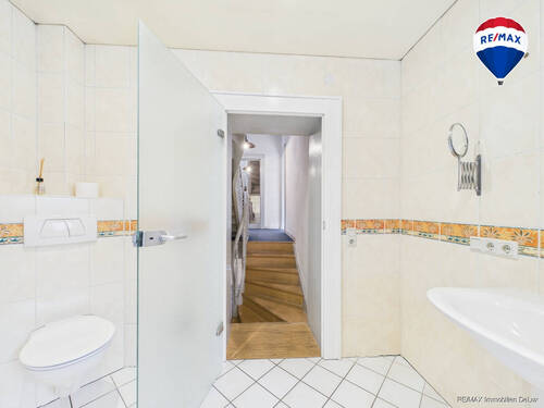 RE/MAX Immobilien DeLux Haus Mettlach Badezimmer Zwischengeschoss - 