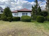 Objektansicht straßenseitig - Freistehend als Winkelbungalow - 479.000,00 EUR Kaufpreis, ca.  63,00 m² Wohnfläche