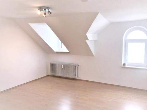 Bild 1 - Trier-Kürenz* helle 2 ZKB Dachgeschosswohnung mit Garten in zentraler Lage!