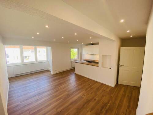 Wohnbereich mit Küche - Sanierte 3 Zimmer, EBK und Balkon