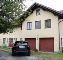 Solides, großzügiges Mehrfamilienhaus mit vielen Nutzungsmöglichkeiten (Wohnen, Arbeiten, Praxis) mit Pool und Brunnen - Schaufling