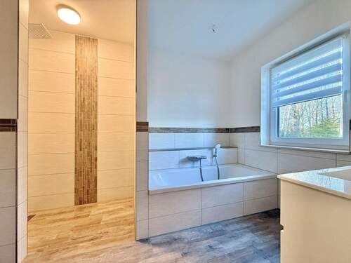 Bungalow: Bad mit Wanne und Dusche - 