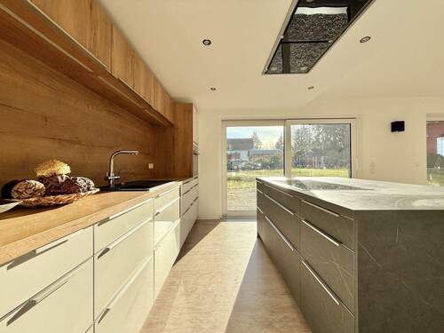 Stadtvilla: moderne Küchengestaltung - 