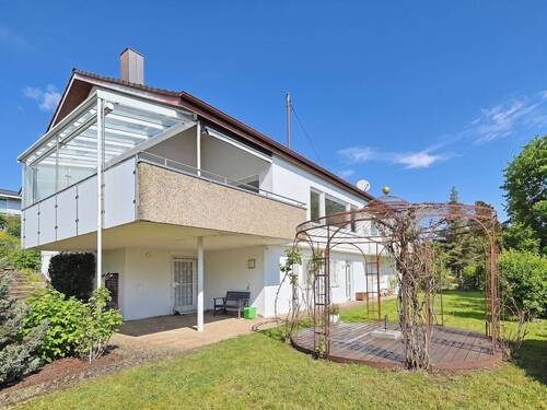 Schöner Garten mit Pavillon, Terrasse und Balkon - 