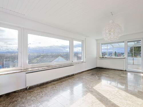 Lichtdurchfluteter Wohnbereich im Erdgeschoss - 8 Zimmer Einfamilienhaus zum Kaufen in Nürtingen