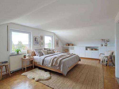 Großer Schlafbereich mit Einbauschränken im Dachgeschoss (KI-generiertes Einrichtungsbeispiel) - 