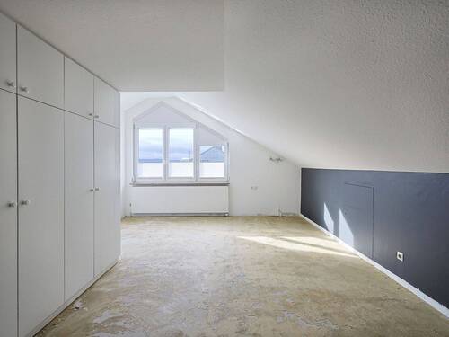 Großzügiges Schlafzimmer im Dachgeschoss - 