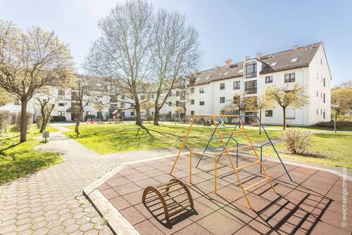 Mit kleinem Spielplatz - 