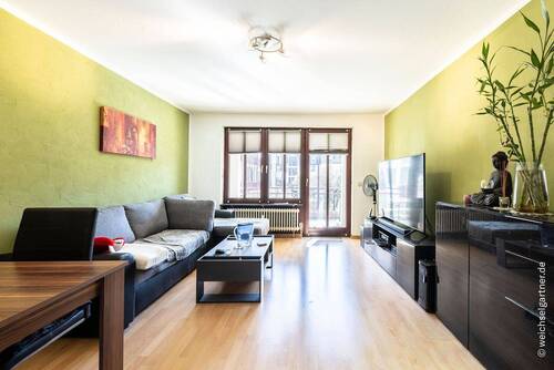 Wohnzimmer mit Balkonzugang - 