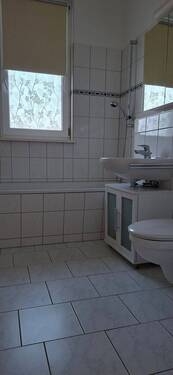 Bad mit Wanne und Fenster - 