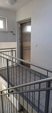 Fahrstuhl im Treppenhaus - 