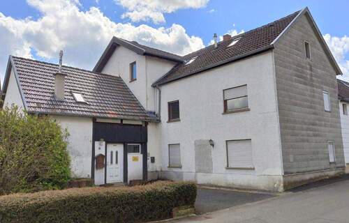 Haus von der Vorderseite - 1 Zimmer Mehrfamilienhaus, Wohnhaus zum Kaufen in Blankenheim