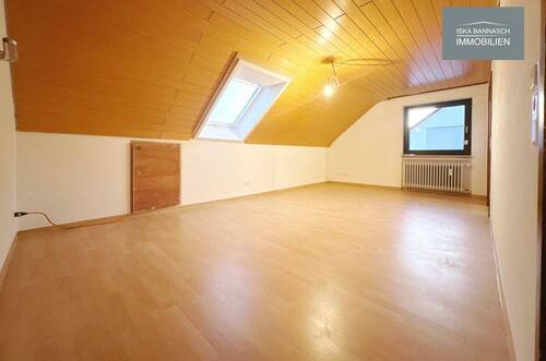großzügiges Wohnzimmer, Blick 1 - 5 Zimmer Etagenwohnung zur Miete in Weissach