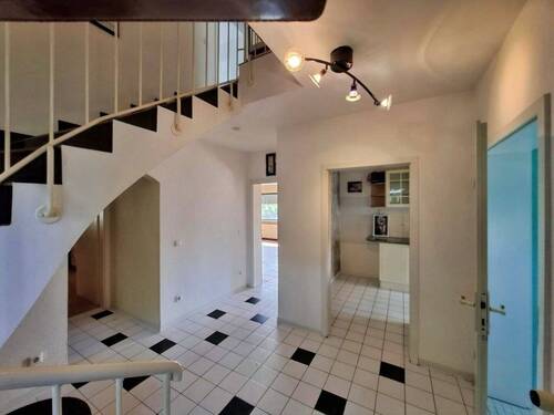 Großzügiges Treppenhaus - 8 Zimmer Mehrfamilienhaus, Wohnhaus in Lorch