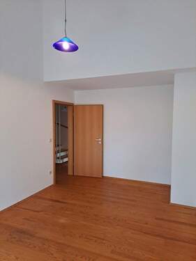 OG Zimmer 1 mit Balkonzugang - 