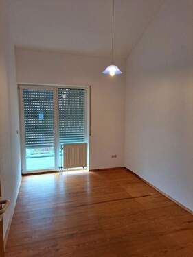 OG Zimmer 2 mit Balkonzugang - 