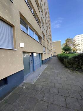 Hauseingang (1) - 3 Zimmer Etagenwohnung zum Kaufen in Köln / Höhenberg