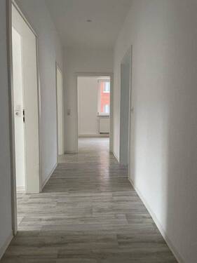 Flur - Etagenwohnung mit 76,50 m&sup2; in Halle zur Miete