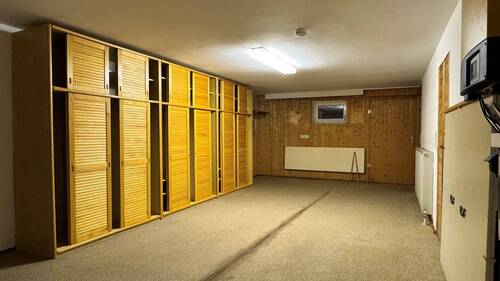 Party- / Hobbyraum mit Sprossenwand und Tischtennisplatte mit Zugang nach außen - 