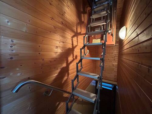 elektrisch betriebene Treppe zum Dachboden - 