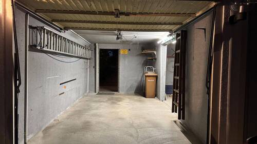 Zwei Einzelgaragen mit elektrischen Torantrieben - 