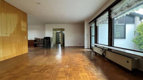 Wohnzimmer mit Kaminofen und ... - 5 Zimmer Einfamilienhaus zum Kaufen in Aurachtal