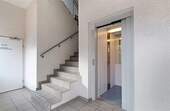 Treppenhaus mit Aufzug - 