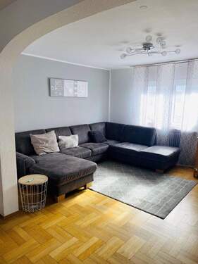 Wohnzimmer - 8 Zimmer Einfamilienhaus zum Kaufen in Erlangen