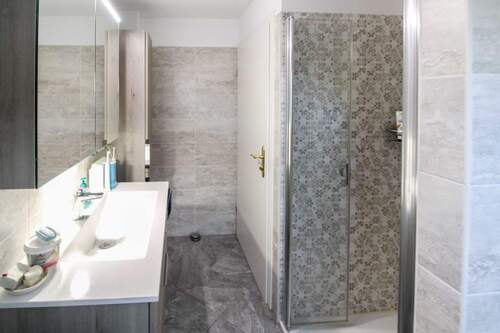 Modernes Bad mit Dusche und WC - Einfamilienhaus in Berlin zum Kaufen