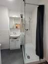 Modernes Bad mit Dusche - 