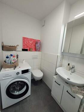 WC, Waschbecken und Waschmaschinenanschluss - 