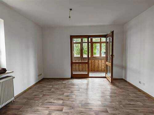 Wohnzimmer - 2 Zimmer Etagenwohnung zur Miete in Schwandorf