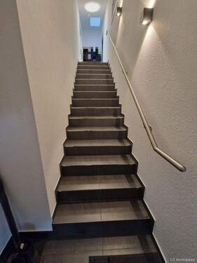 Treppenaufgang - 4 Zimmer Etagenwohnung zur Miete in Rastede/ Wahnbek