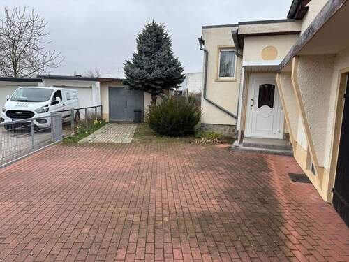 Hauseingang und 2. Garage im Hintergrund - 