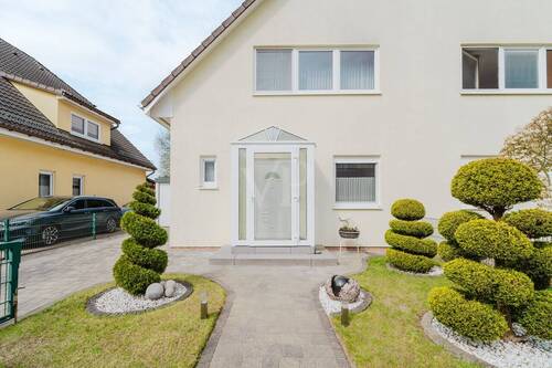 Haus mit Vorgarten - 
